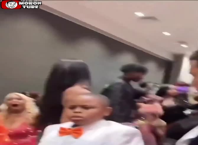 Video :She makes her child uncomfortable by twerking during a wedding!